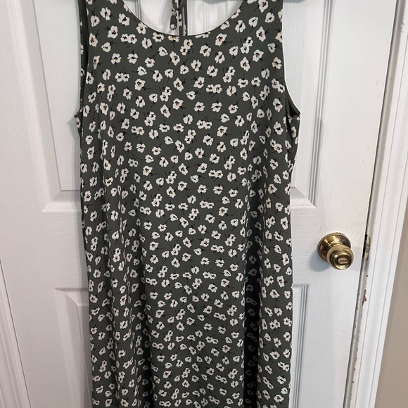 Cute knee length dress - Picture 3 of 3